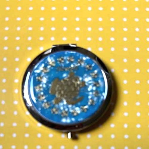 Hawaiian Gold Sea Turtle Compact Mirror with Blue background – Elegant and Portable Makeup Mirror