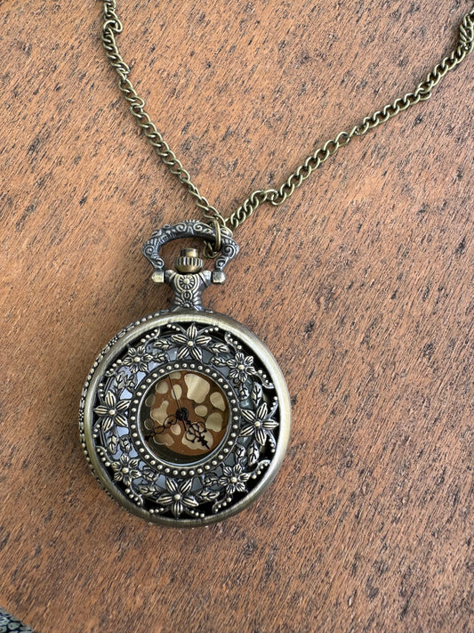 Vintage Style Pocket Watch with Intricate Flower Design and Quartz Movement